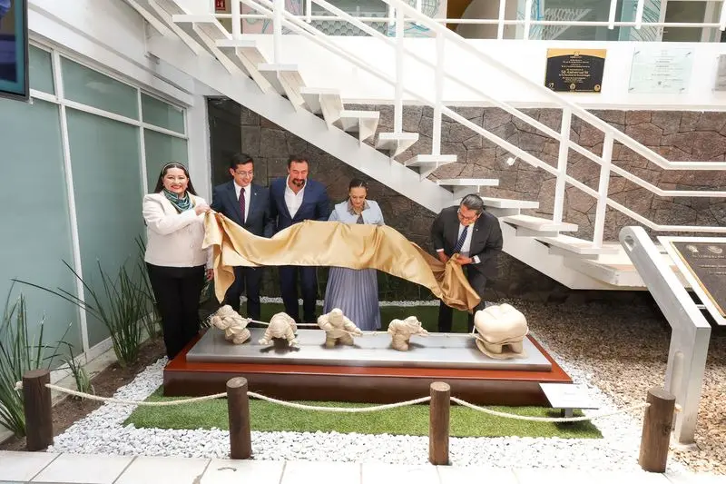 Donó Rodrigo de la Sierra escultura “La Muela” a UAEMéx