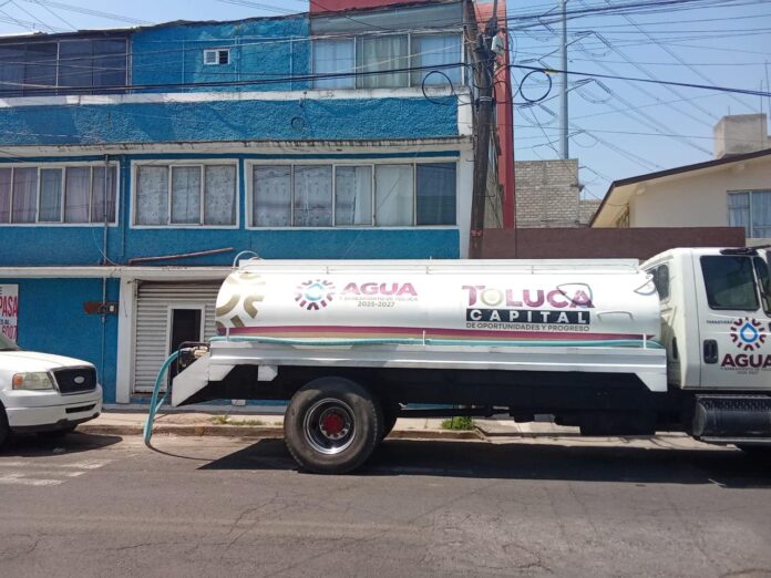 Agua gratuita a través de pipas en Toluca - Primero Editores