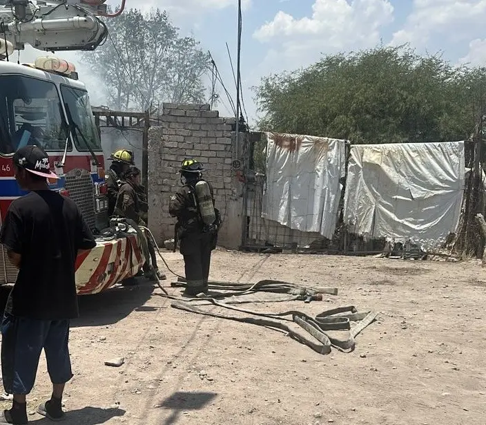 Arde vivienda en El Salitre