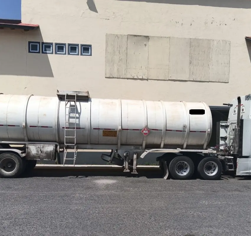 Aseguran dos autotanques con combustible de procedencia ilícita; un detenido