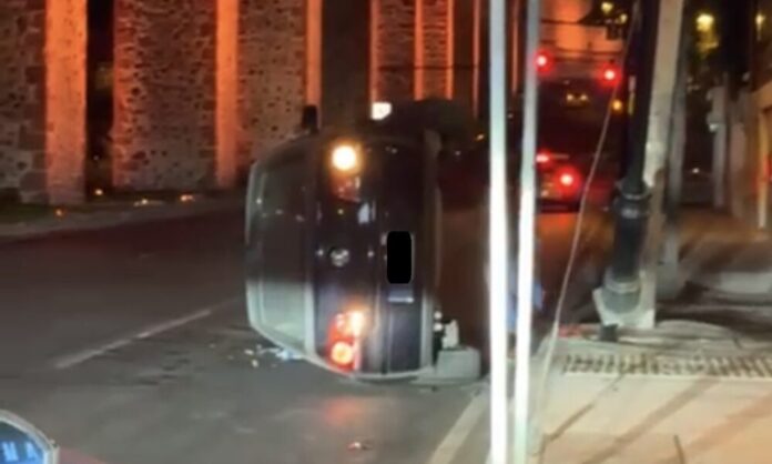 Auto vuelca en calzada de Los Arcos - Noticias de Querétaro