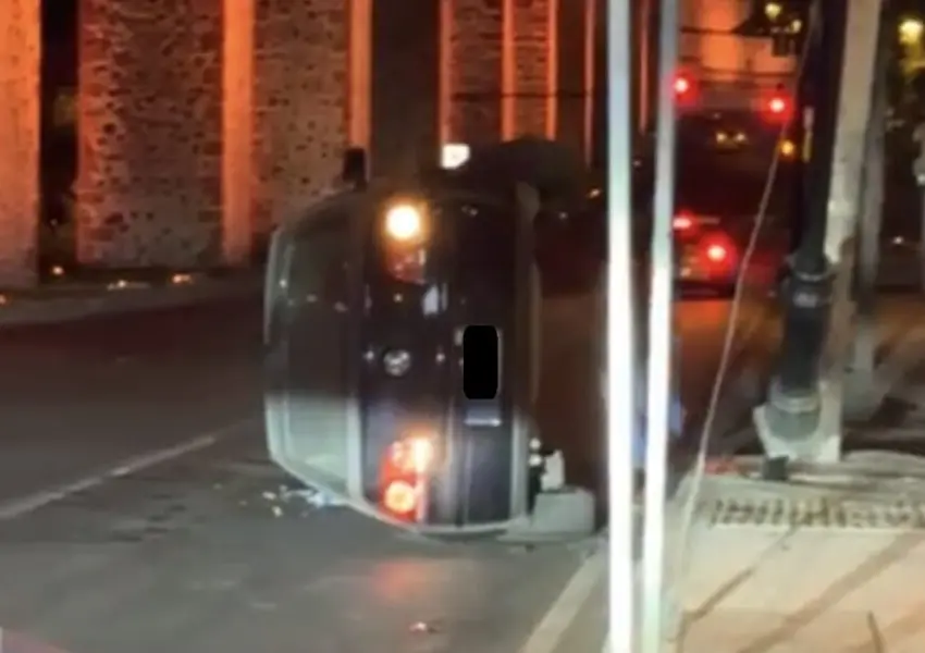 Auto vuelca en calzada de Los Arcos