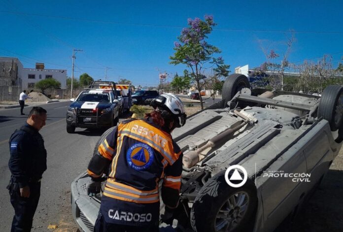 Auto vuelca en la 540 - Noticias de Querétaro