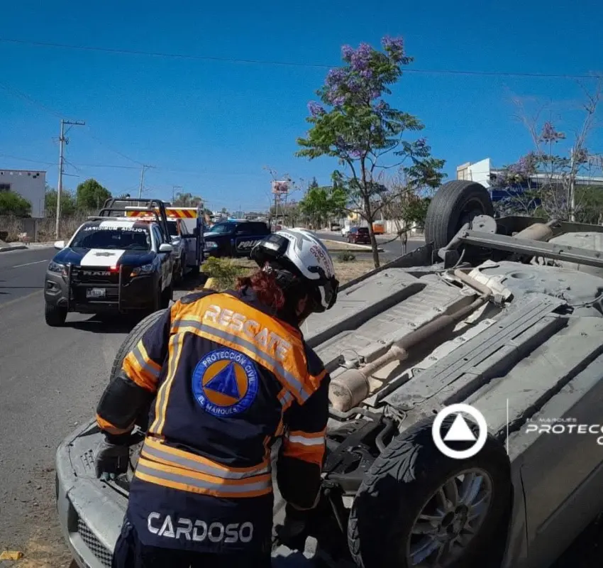 Auto vuelca en la 540