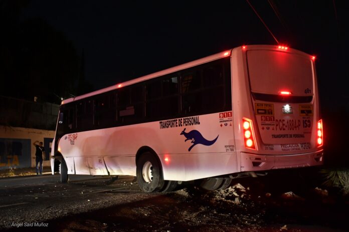 Automovilista choca con transporte de personal - Noticias de Querétaro