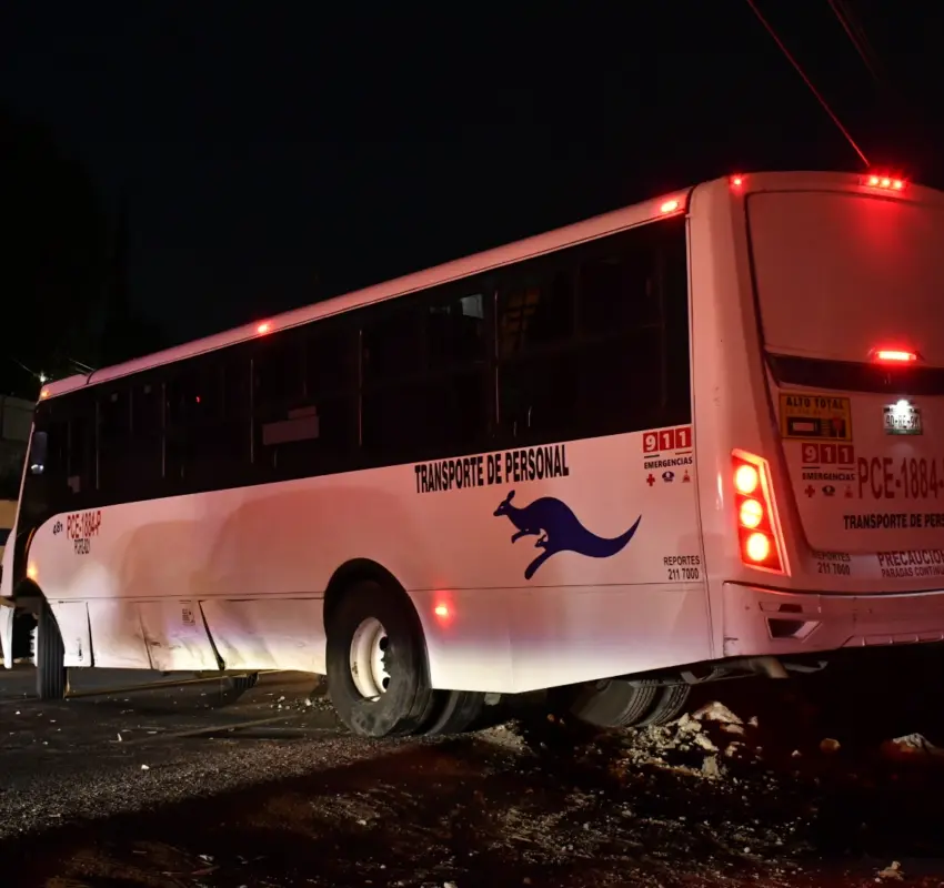 Automovilista choca con transporte de personal