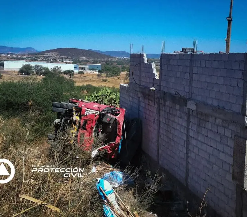 Camión refresquero se quedó sin frenos y sale del camino
