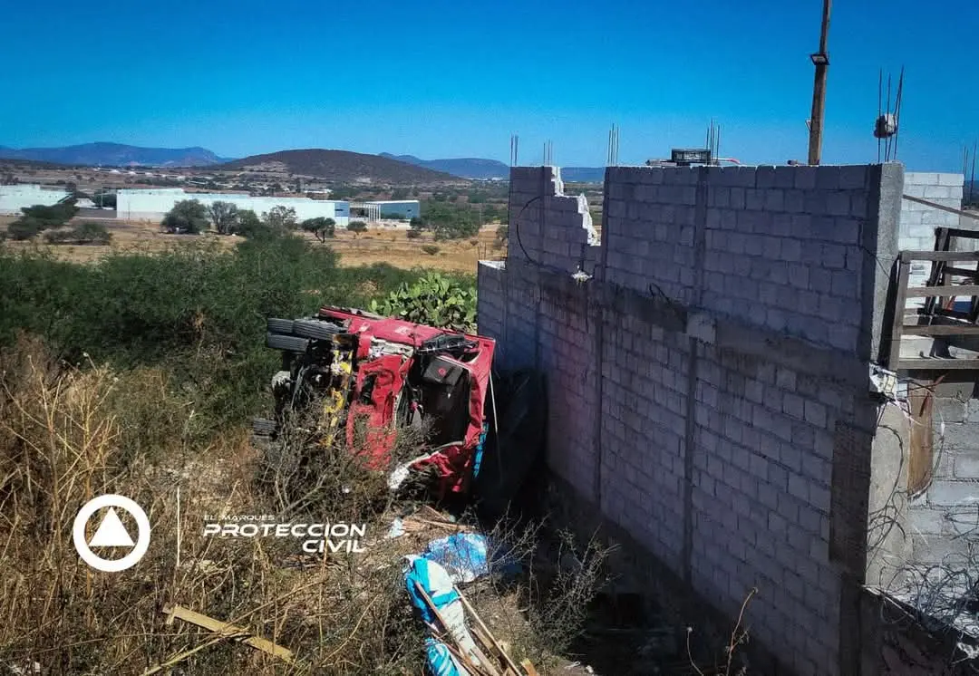 Camión refresquero se quedó sin frenos y sale del camino