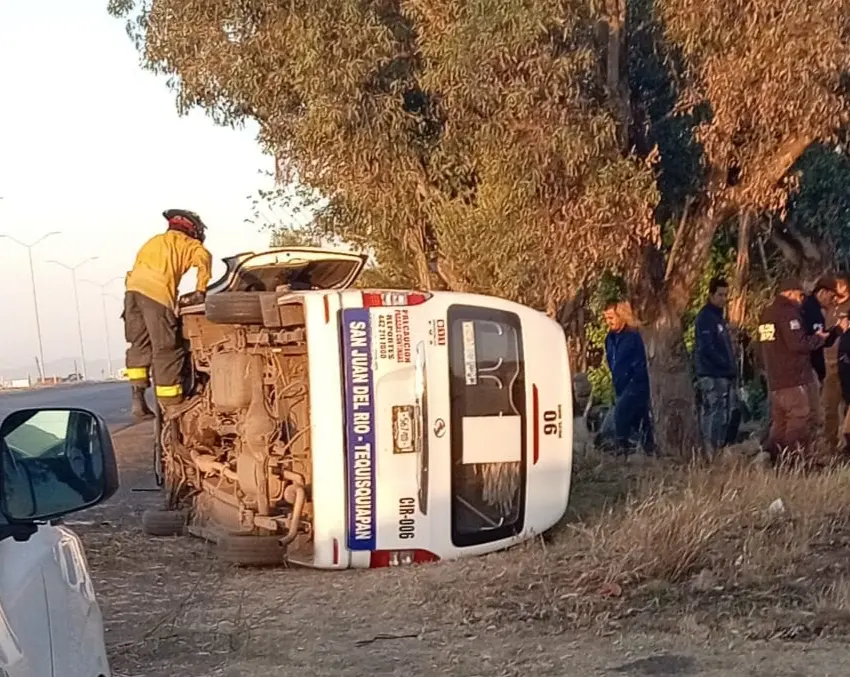 Camioneta pasajera choca contra  árbol en Tequisquiapan