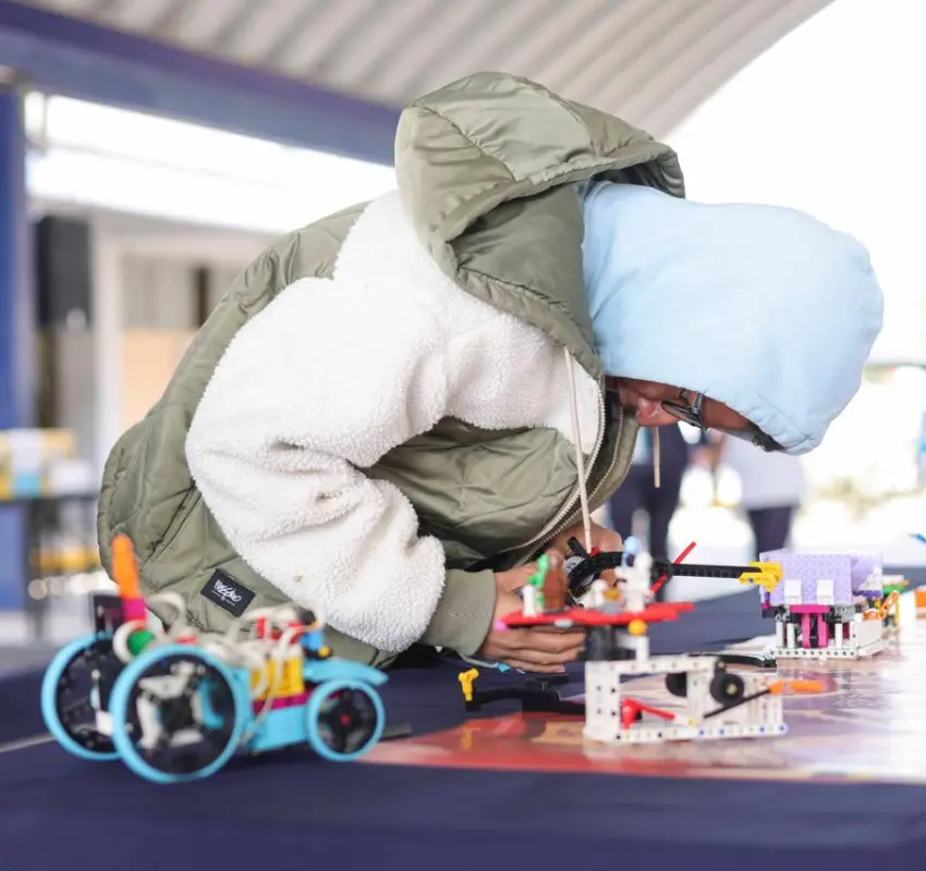 Chepe Guerrero entrega el programa “RobotiX” a estudiantes