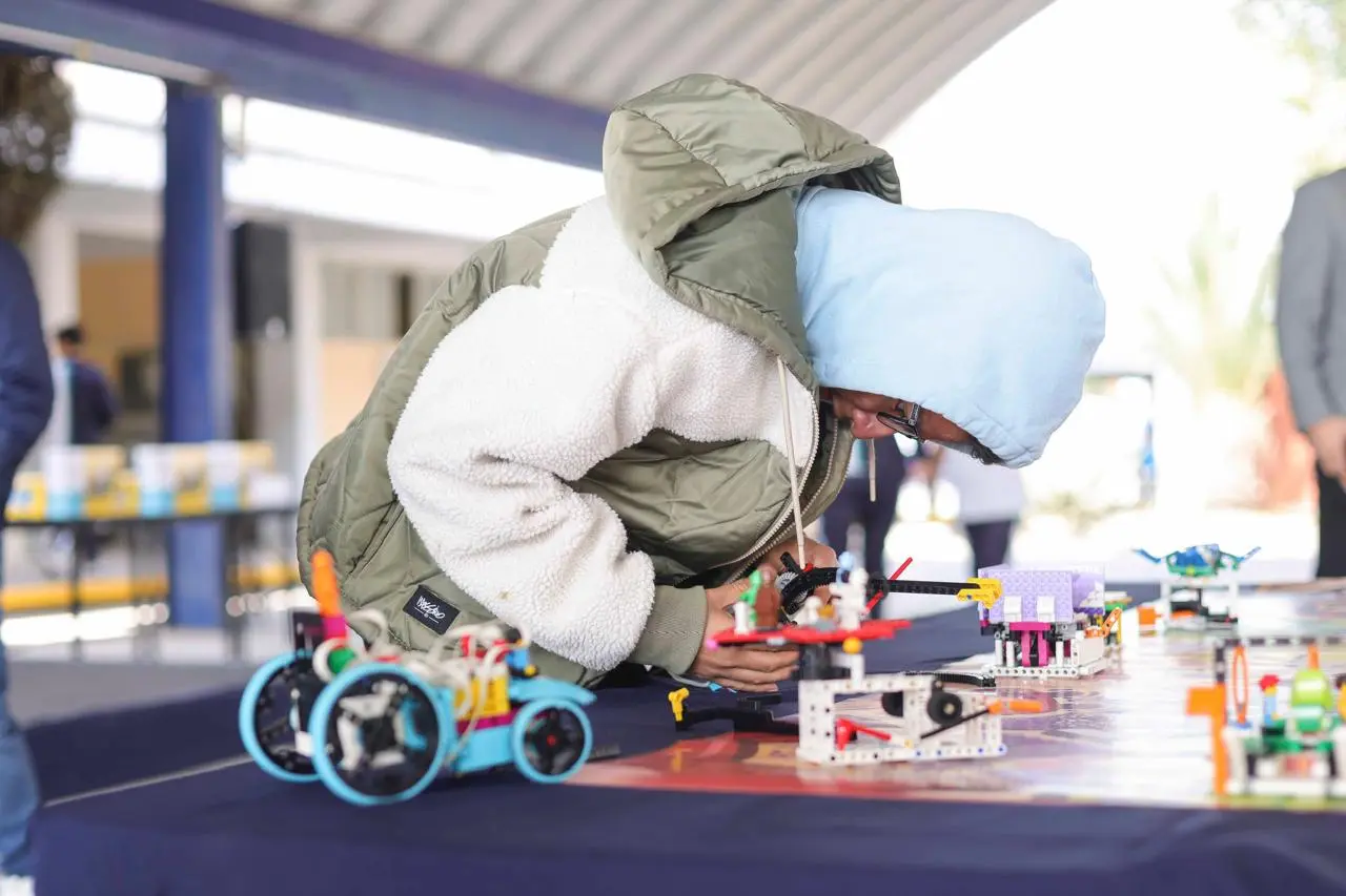 Chepe Guerrero entrega el programa RobotiX First Lego League a