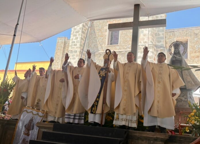 Cientos acuden a la Basílica de Nuestra Señora de los Dolores de ...