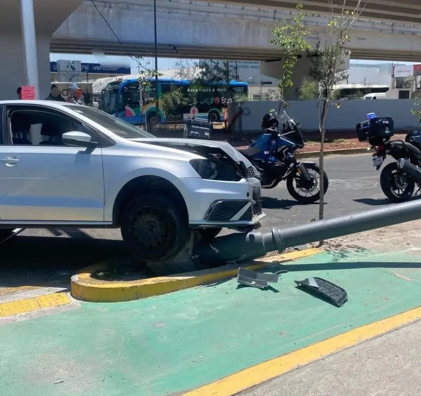 Dos autos chocan y uno se va contra luminaria