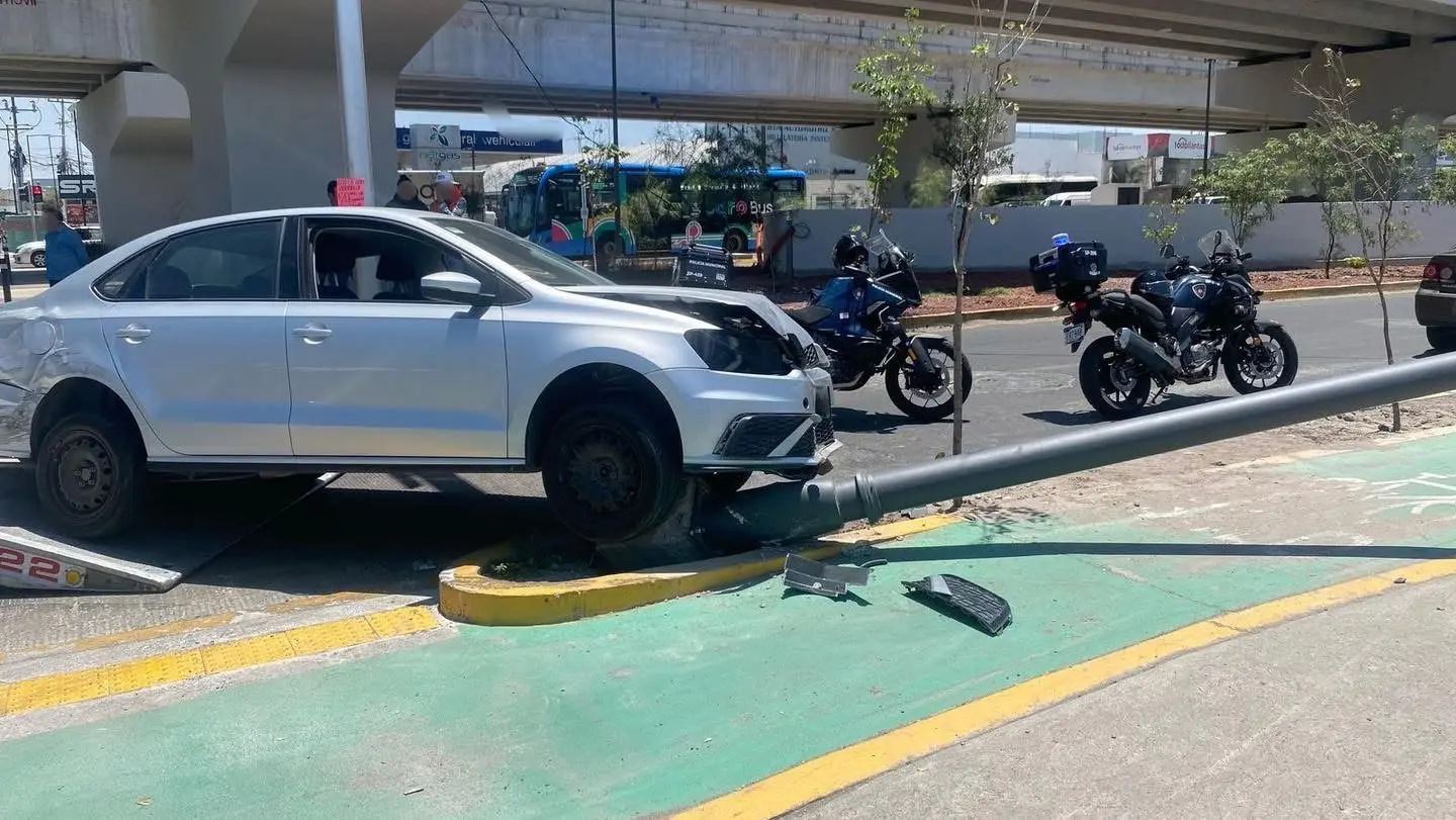 Dos autos chocan y uno se va contra luminaria   Noticias de Querétaro