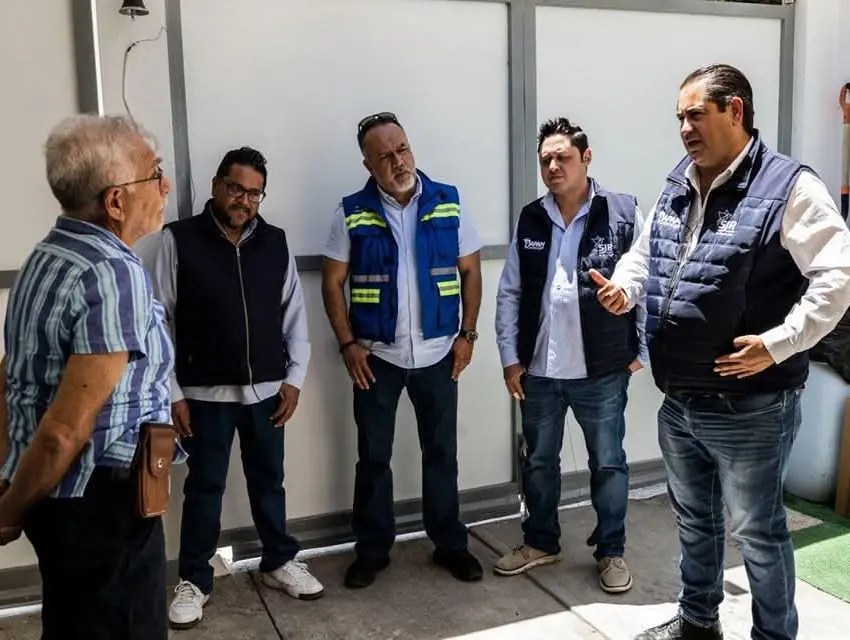 En puerta obra de Planta Tratadora de Sabino Chico