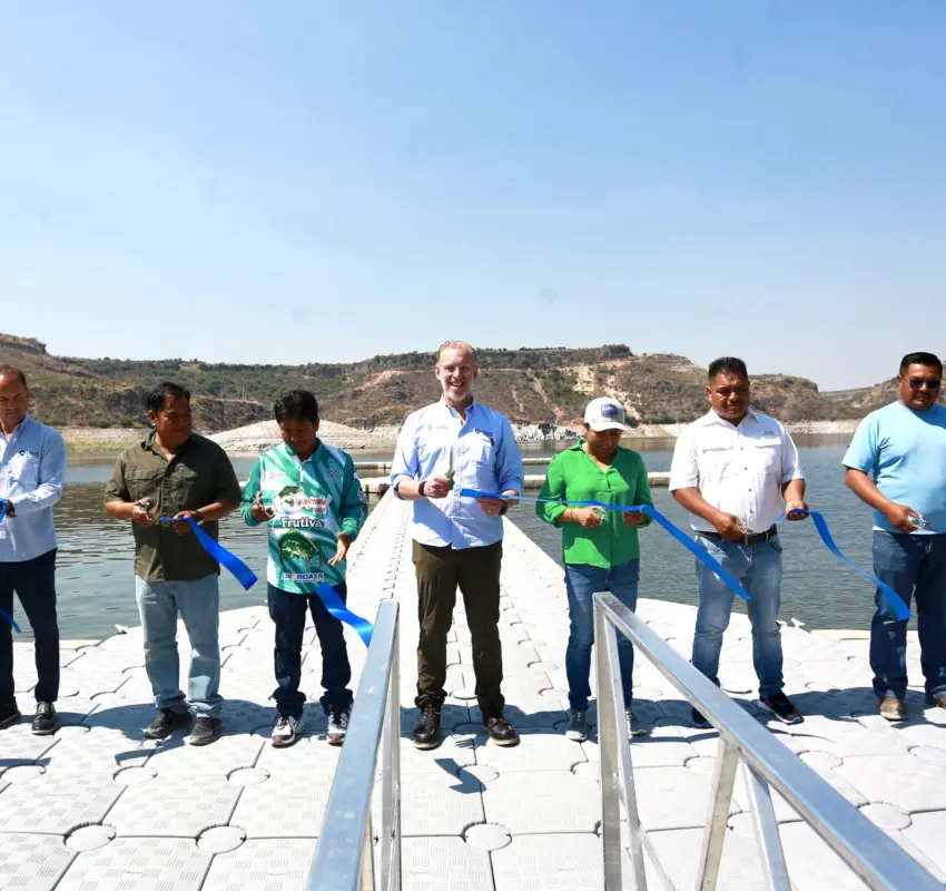 Entrega Marco Del Prete muelle en Tzibanzá mediane programa PASE