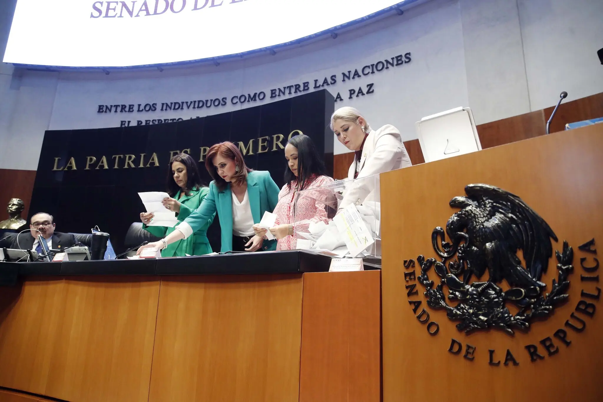Expresaron senadores condolencias por fallecimiento del Papa