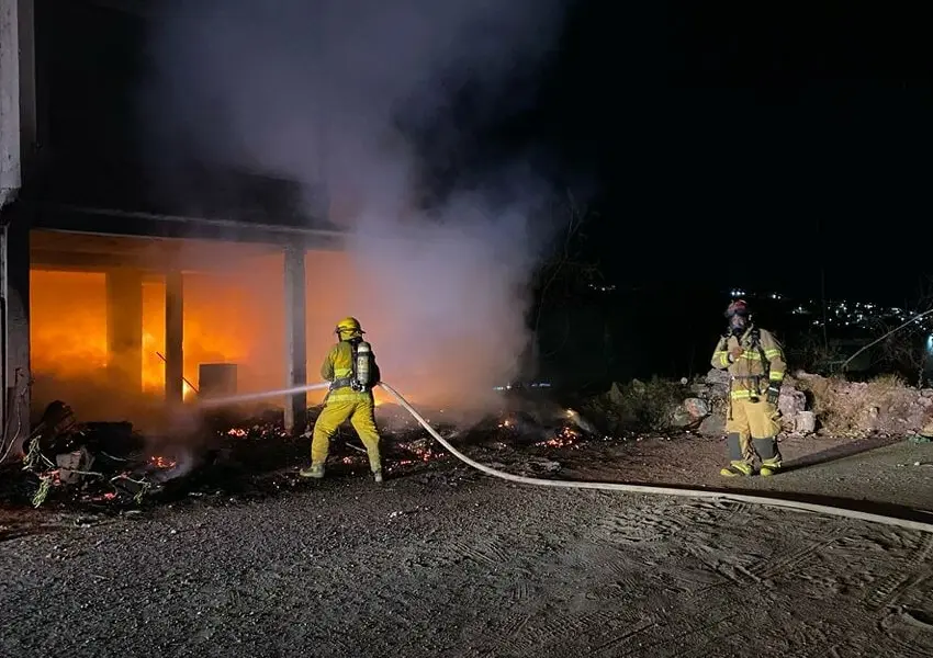 Incendio de gran magnitud en chatarrera y recicladora moviliza a cuerpos de emergencia