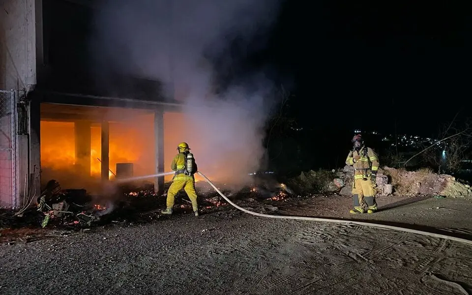 Incendio de gran magnitud en chatarrera y recicladora moviliza a