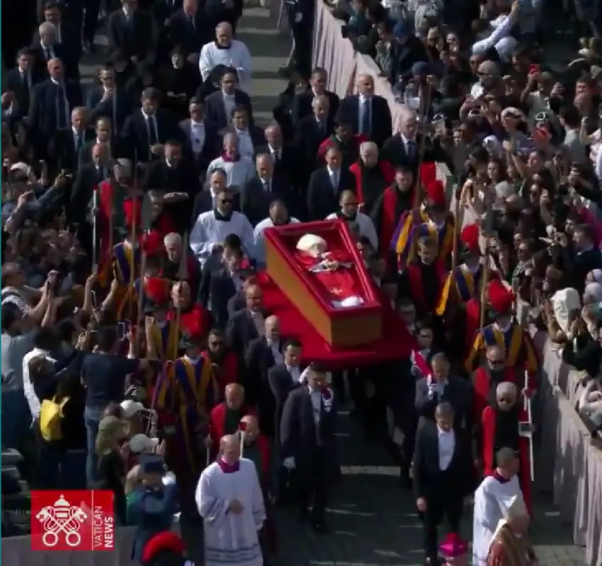Largas filas para despedir al Papa Francisco: el féretro ya se encuentra en la Basílica de San Pedro