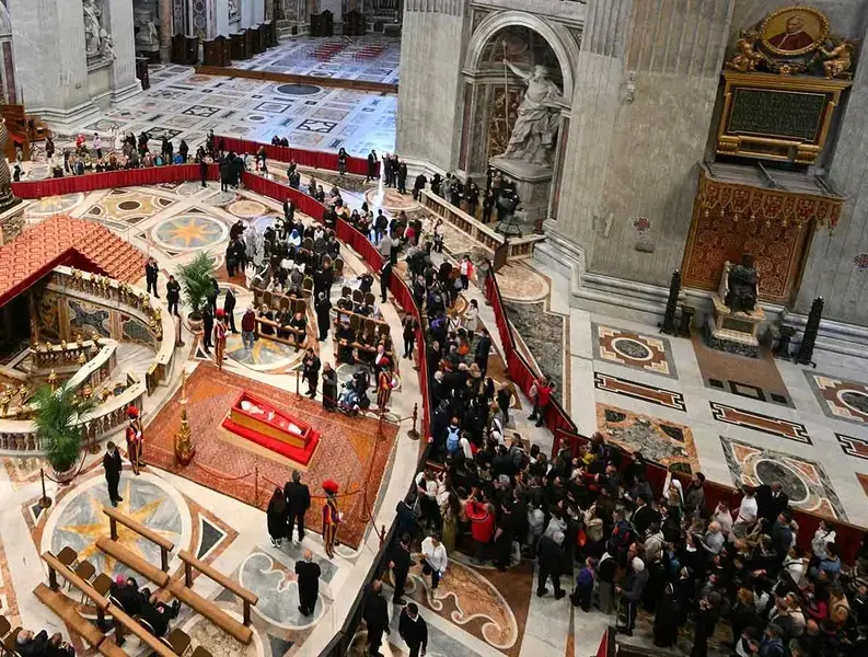 Más de 60 mil personas despidieron al papa Francisco en el Vaticano