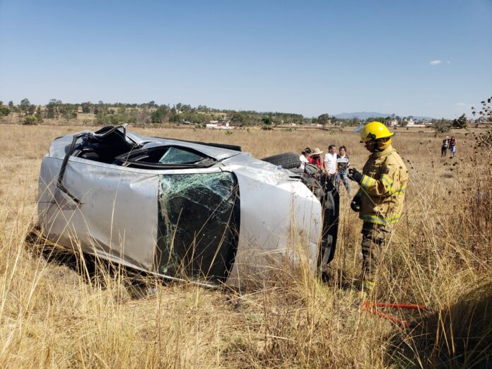 Salida de camino y volcadura deja tres heridos - Noticias de Querétaro