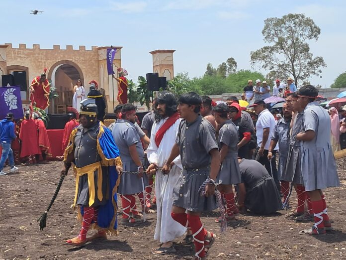 Viven con fervor viacrucis en San Juan del Río - Noticias de Querétaro