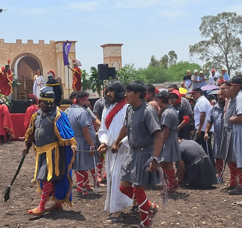 Viven con fervor viacrucis en San Juan del Río