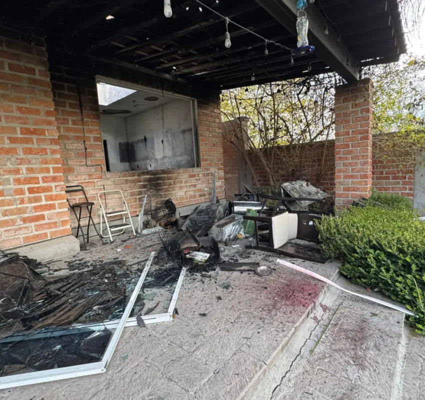 Adulto mayor con quemaduras tras deflagración e incendio
