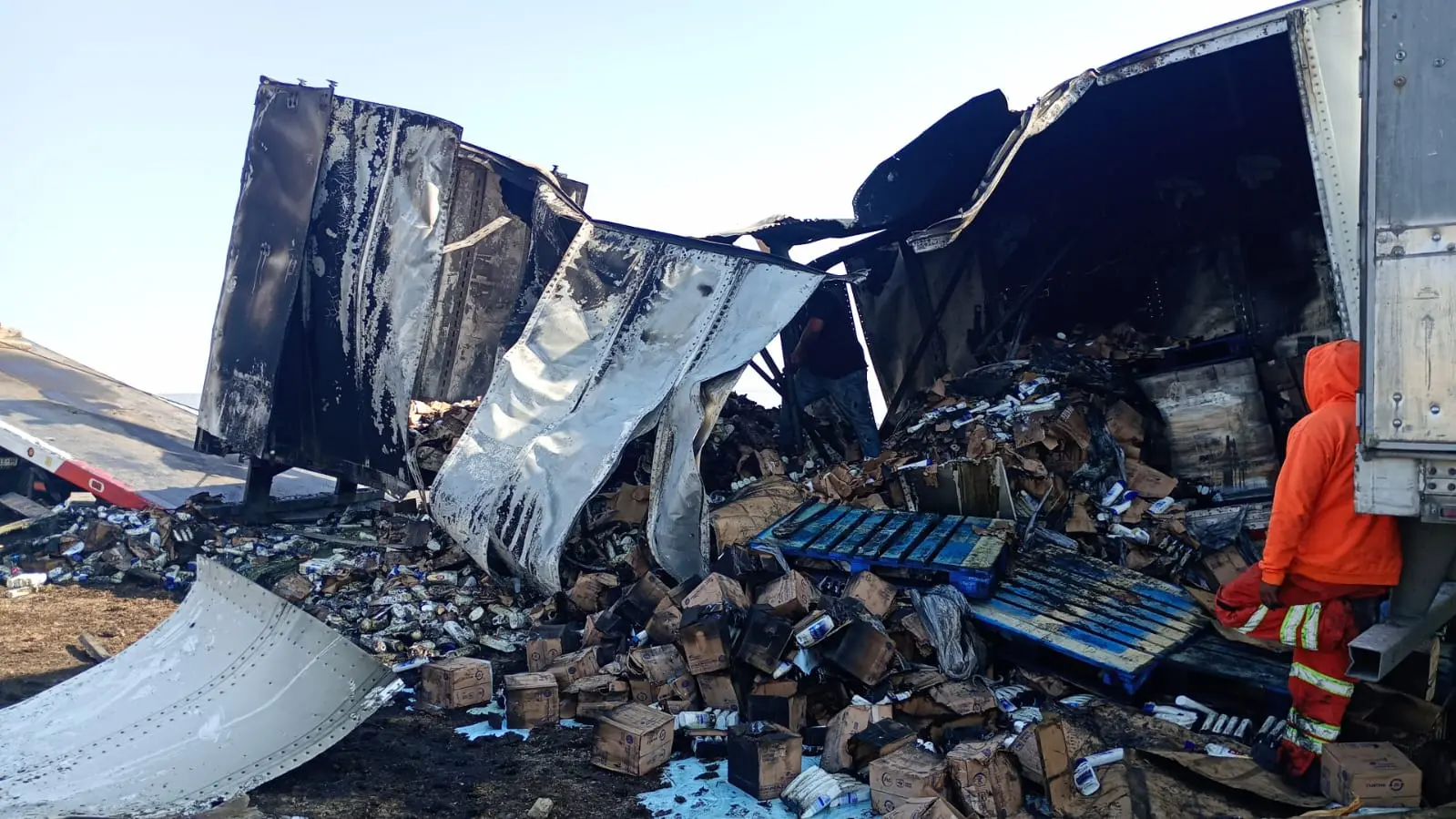 Arde caja seca de un tracto en el macrolibramiento Palmillas