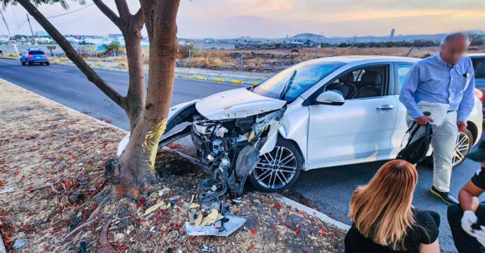 Automovilista choca contra árbol en Juriquilla - Noticias de Querétaro