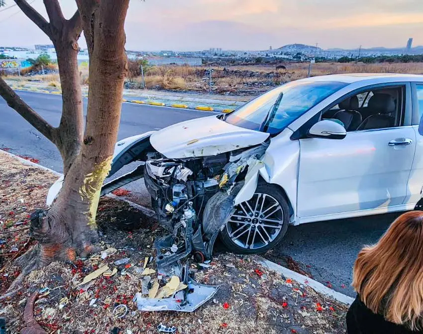 Automovilista choca contra árbol en Juriquilla