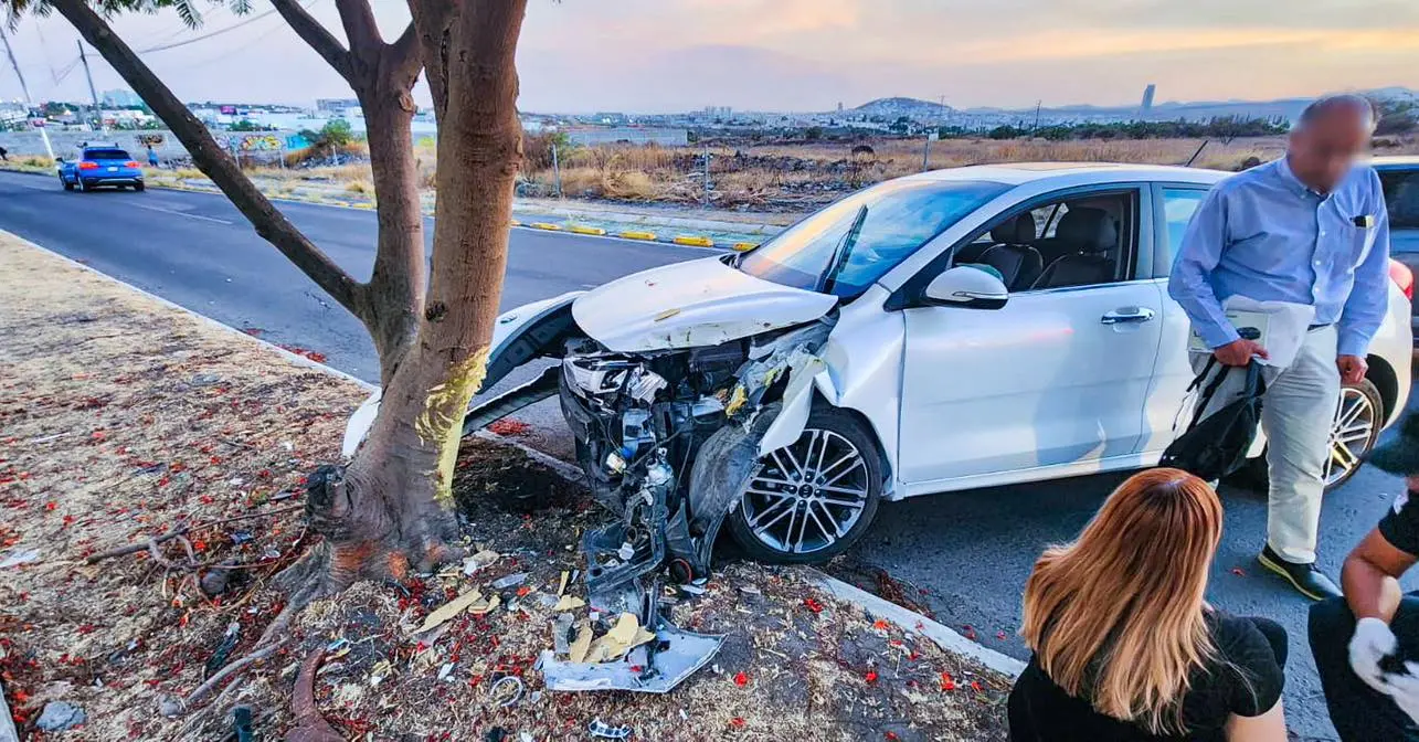 Automovilista choca contra árbol en Juriquilla   Noticias de Querétaro