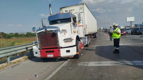 Camioneta se estrella contra el costado de un tracto