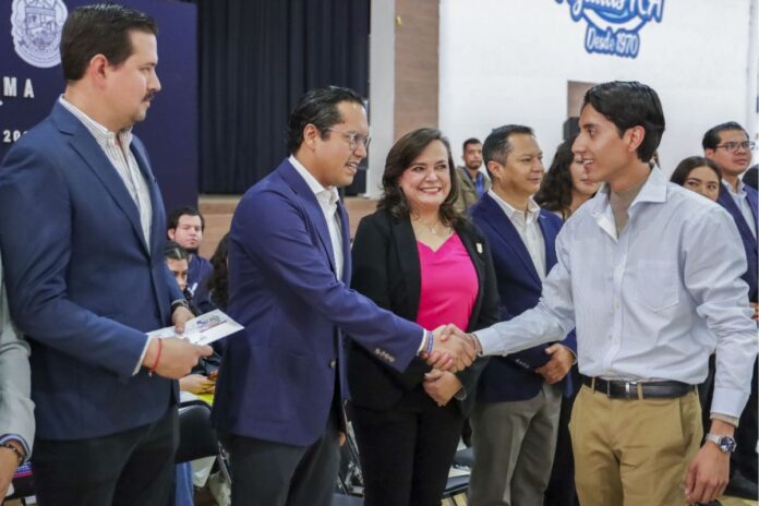 Chepe Guerrero y rectora de la UAQ entregan 926 becas ...
