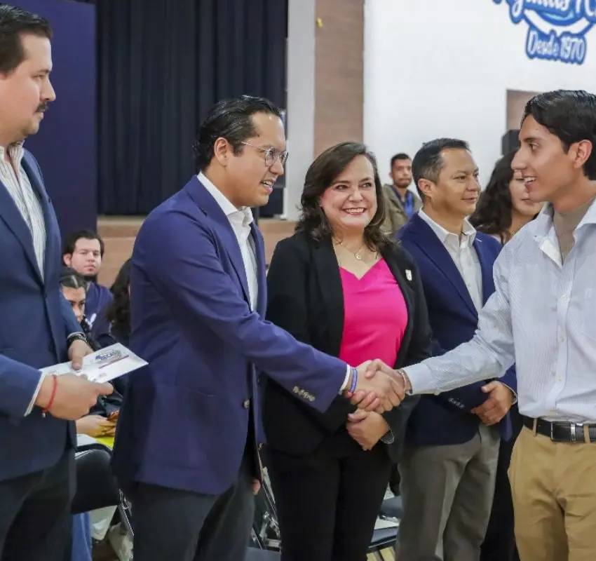 Chepe Guerrero y Silvia Amaya entregan 926 becas “Universitario A Paso Firme”