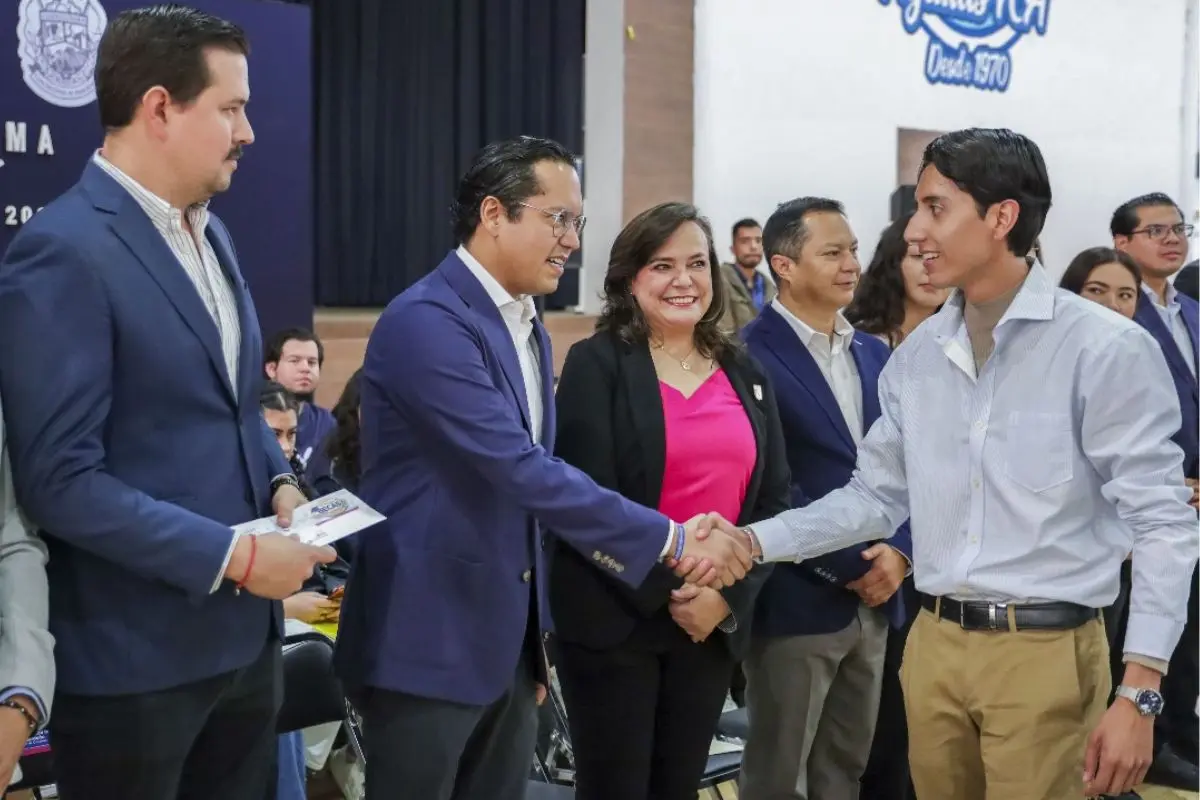 Chepe Guerrero y rectora de la UAQ entregan 926 becas