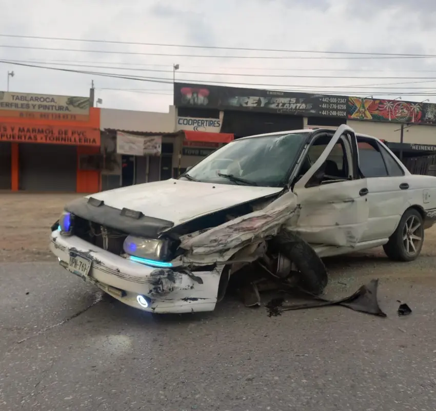 Choque entre dos autos deja con lesiones a uno de los conductores