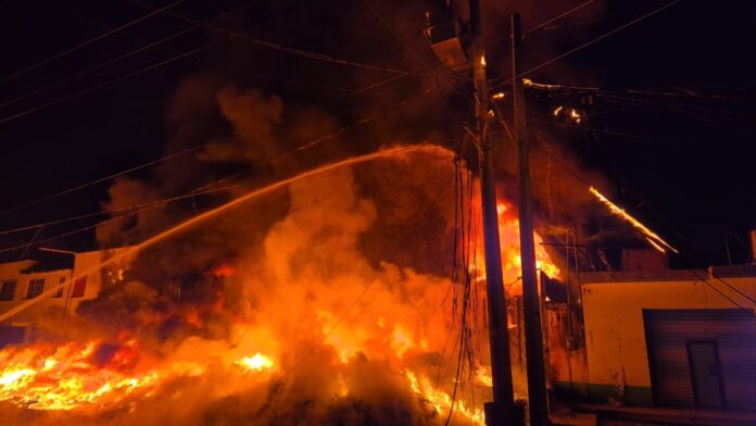 Controlaron incendio en bodega de plásticos en Toluca - Primero ...