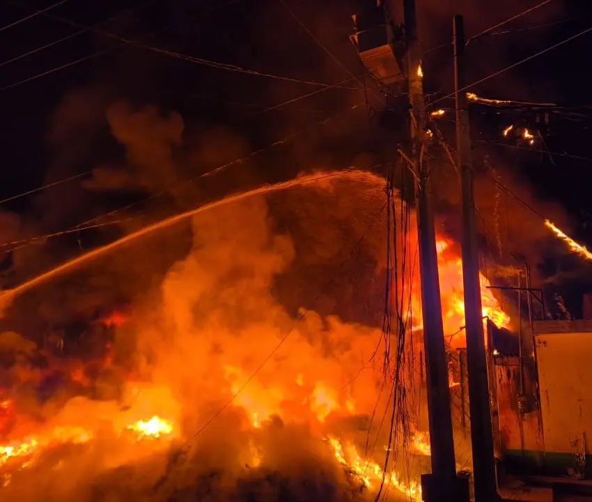 Controlaron incendio en bodega de plásticos en Toluca