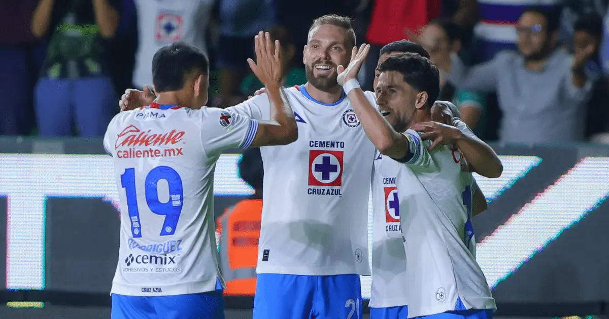 Cruz Azul dejó seminoqueado a León de visita y tiene un pie en las