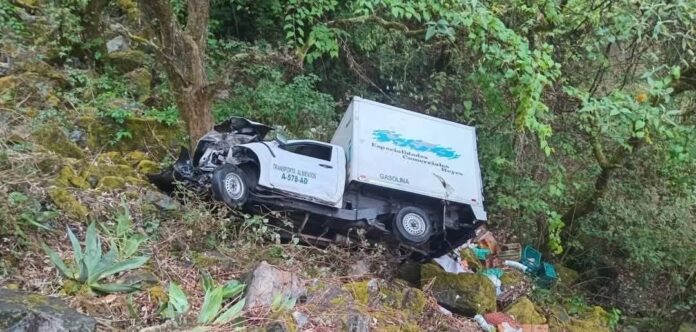 Desbarranca una camioneta en la salida de Pinal de Amoles ...