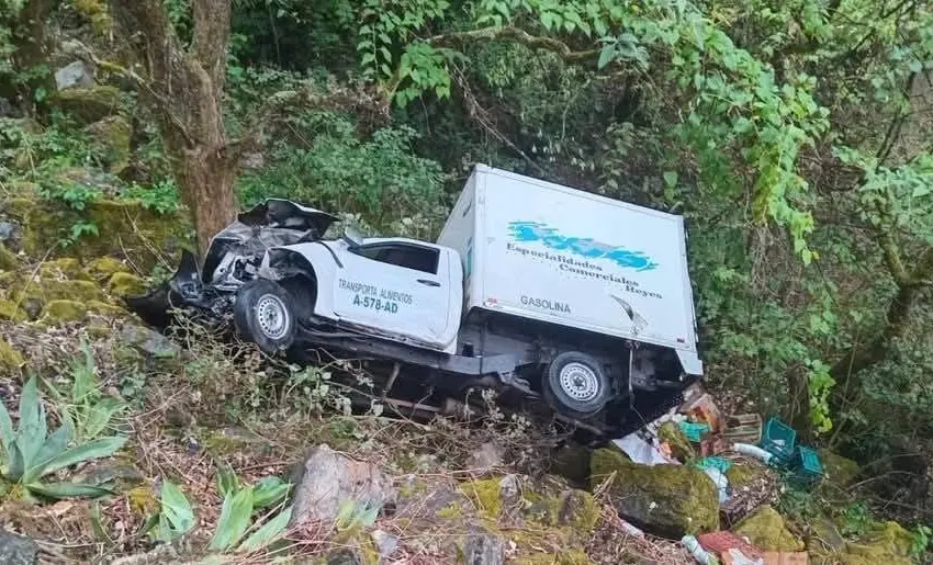 Desbarranca una camioneta en la salida de Pinal de Amoles