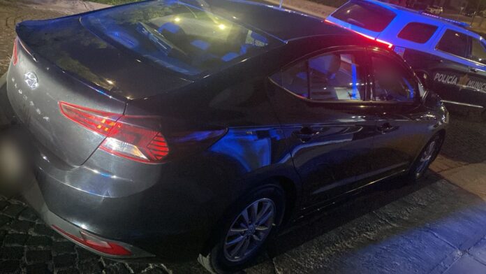 Detienen a hombre con auto con reporte de robo y placas sobre ...