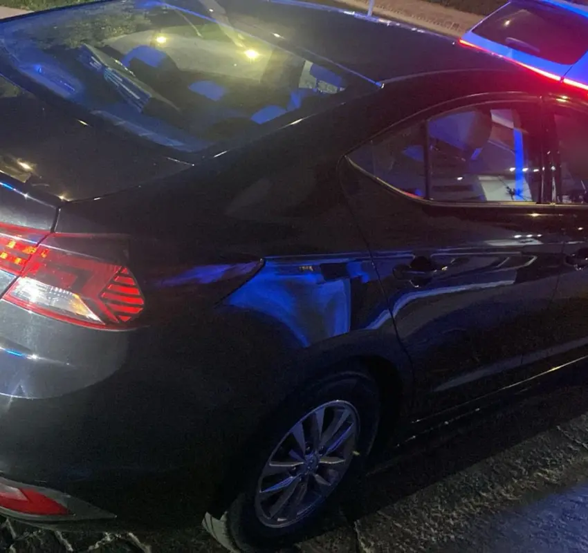 Detienen a hombre con auto con reporte de robo y placas sobre puestas