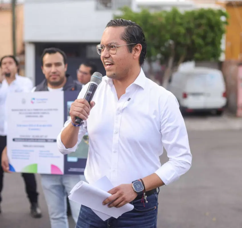 Entrega Chepe Guerrero reasfaltado de la calle Francisco Alcocer