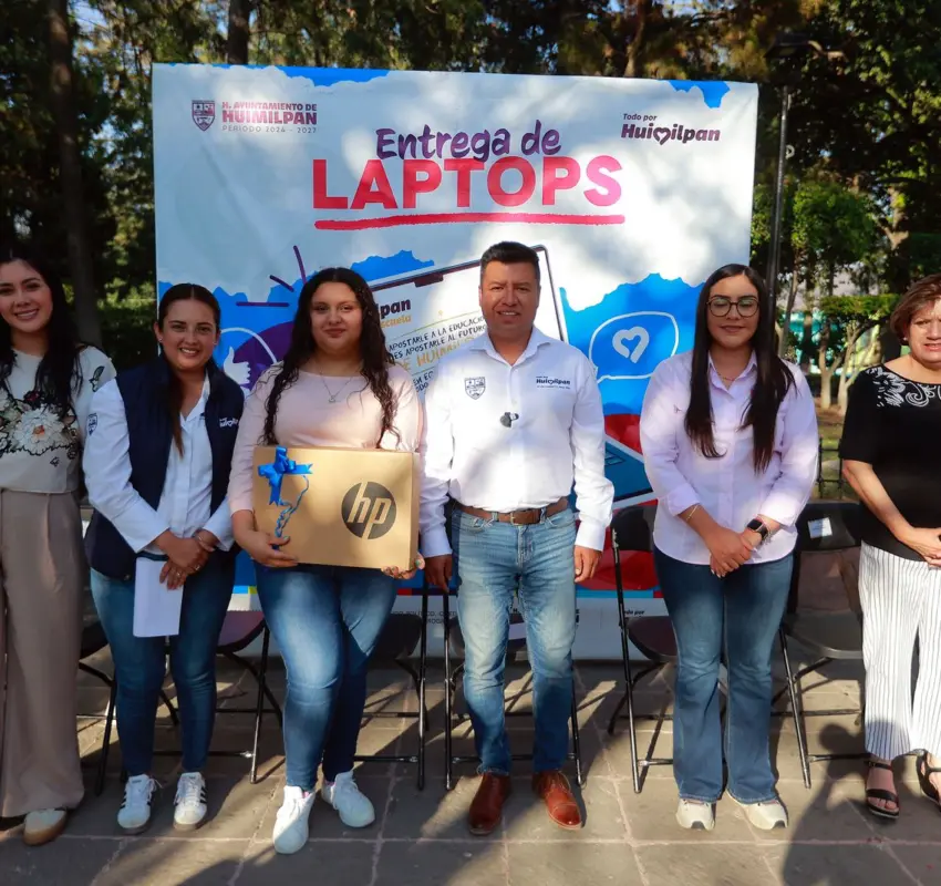 Entrega Jairo Morales laptops a estudiantes huimilpenses