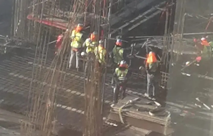 Hombre sufre caída de un andamio en una construcción