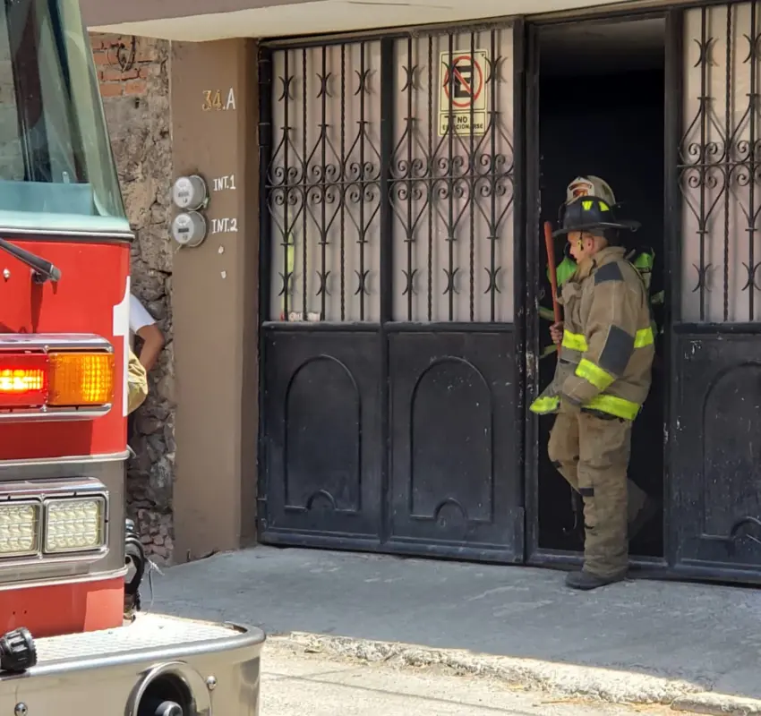 Joven mujer resulta con quemaduras y golpes tras explosión