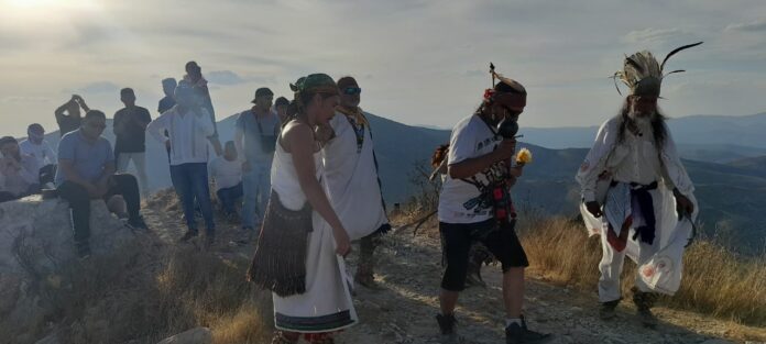 La Santa Cruz de la Peña de Bernal regresó a su sitial - Noticias ...